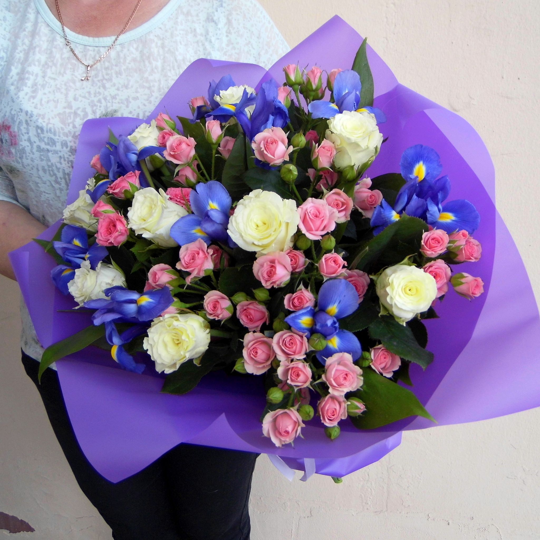 Букет из роз и ирисов «Школа, школа, я скучаю»